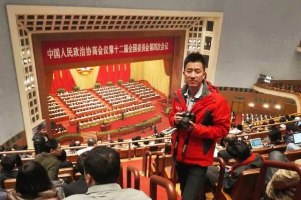 红网新闻中心记者黎鑫：两会报道很辛苦，收获也很大。约采访、围堵委员提问题、分组讨论现场聆听委员发言&hellip;&hellip;作为一名网络媒体的记者，我们充分展现了自己发稿快、图文并茂、传播范围广的优势，几乎成了部分纸媒的&ldquo;取稿库&rdquo;。9